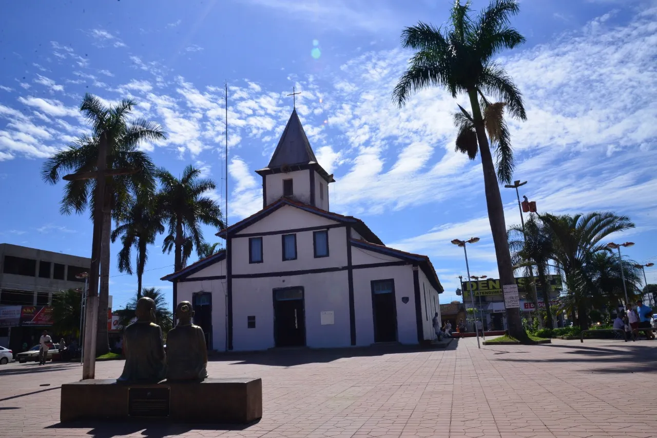 Igreja Matriz e praça em Aparecida de Goiânia